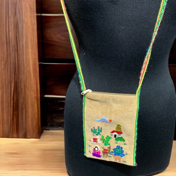 Unleash Artistic Marvel: Handmade Masterpiece from Los Andes A Truly Unique Gift - Picture 2 of 4